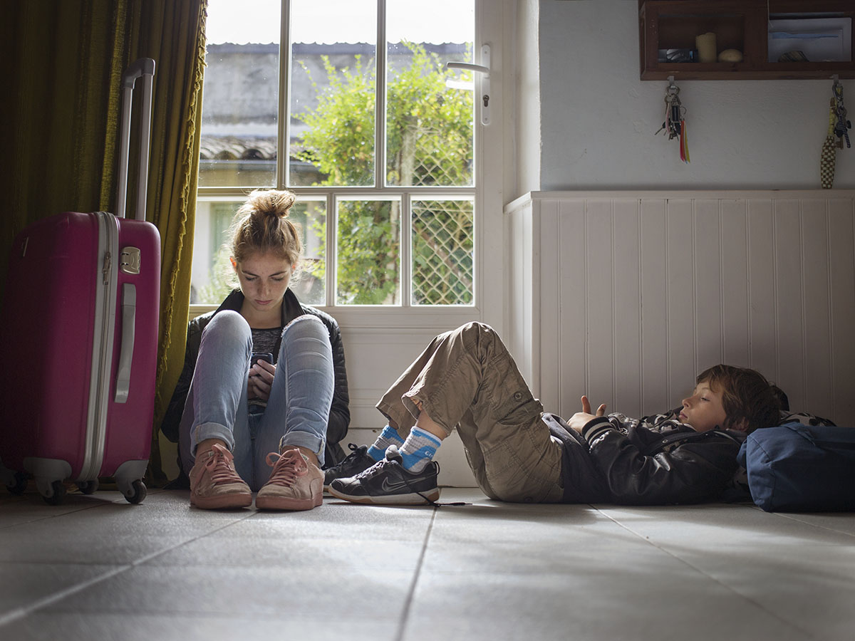 Monoparentalité, Garde alternée, Père, Enfants, Autoportrait, Télécommande, Famille, France. Single Parent, Daddy time, Father, Children, Self-Portrait, Remote Control, Family
